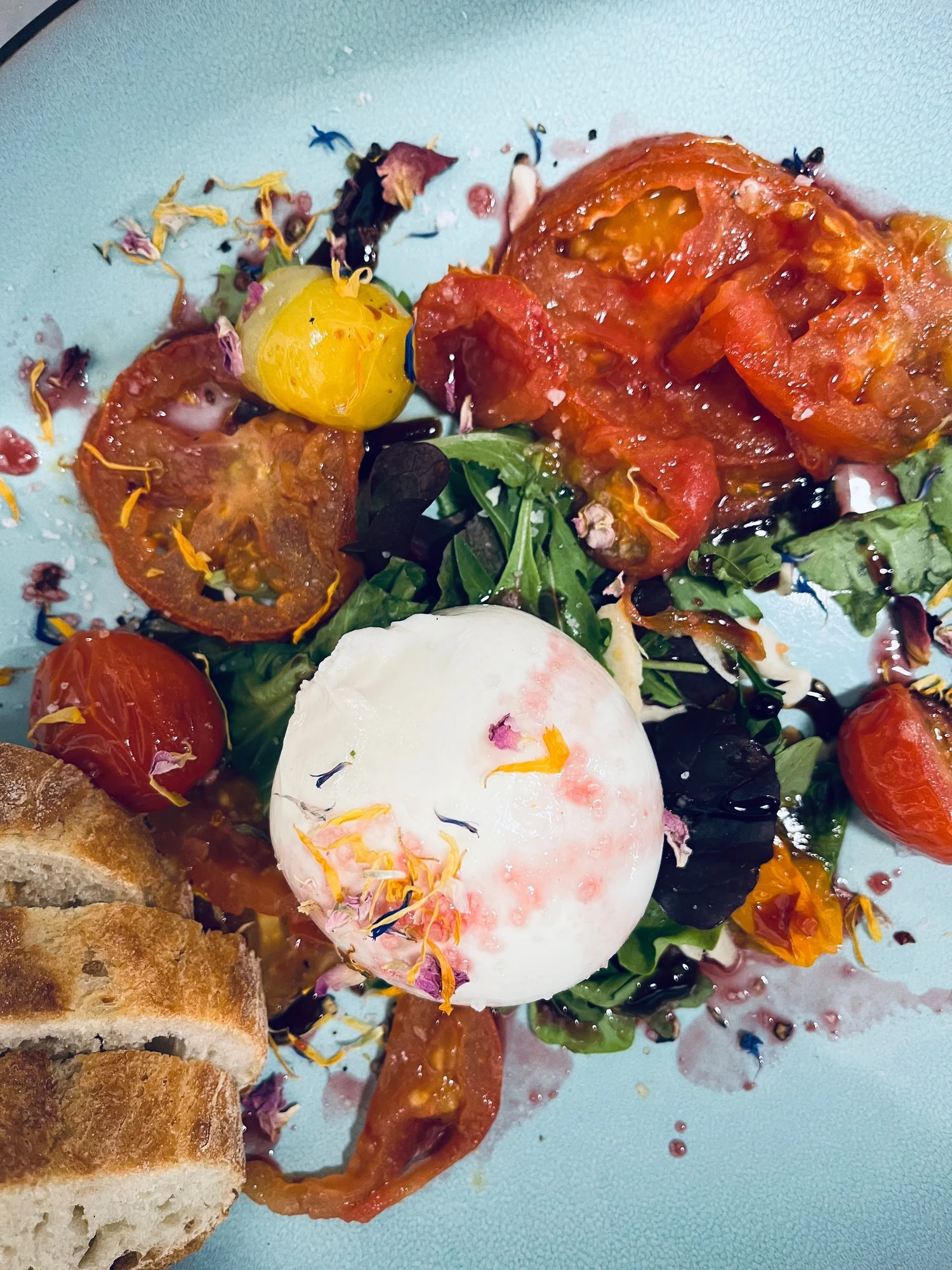 Burrata mit bunten Tomaten, Salat und Brot