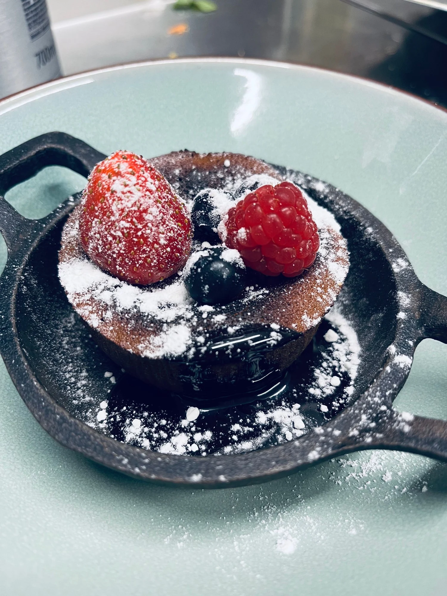 Dessert mit Himbeeren und Eis