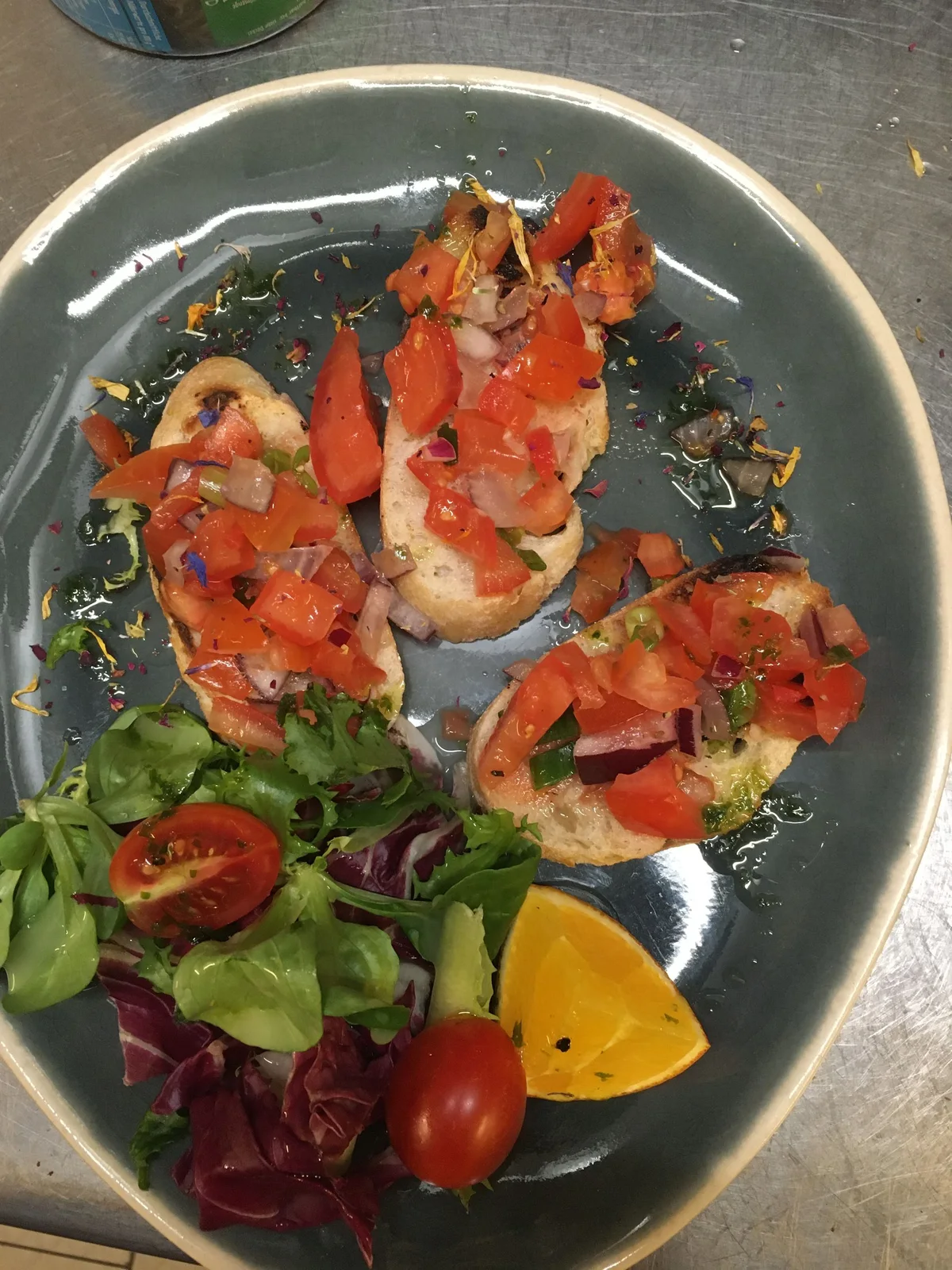 Fischgericht mit Paprika, Kräutern und Zitrone