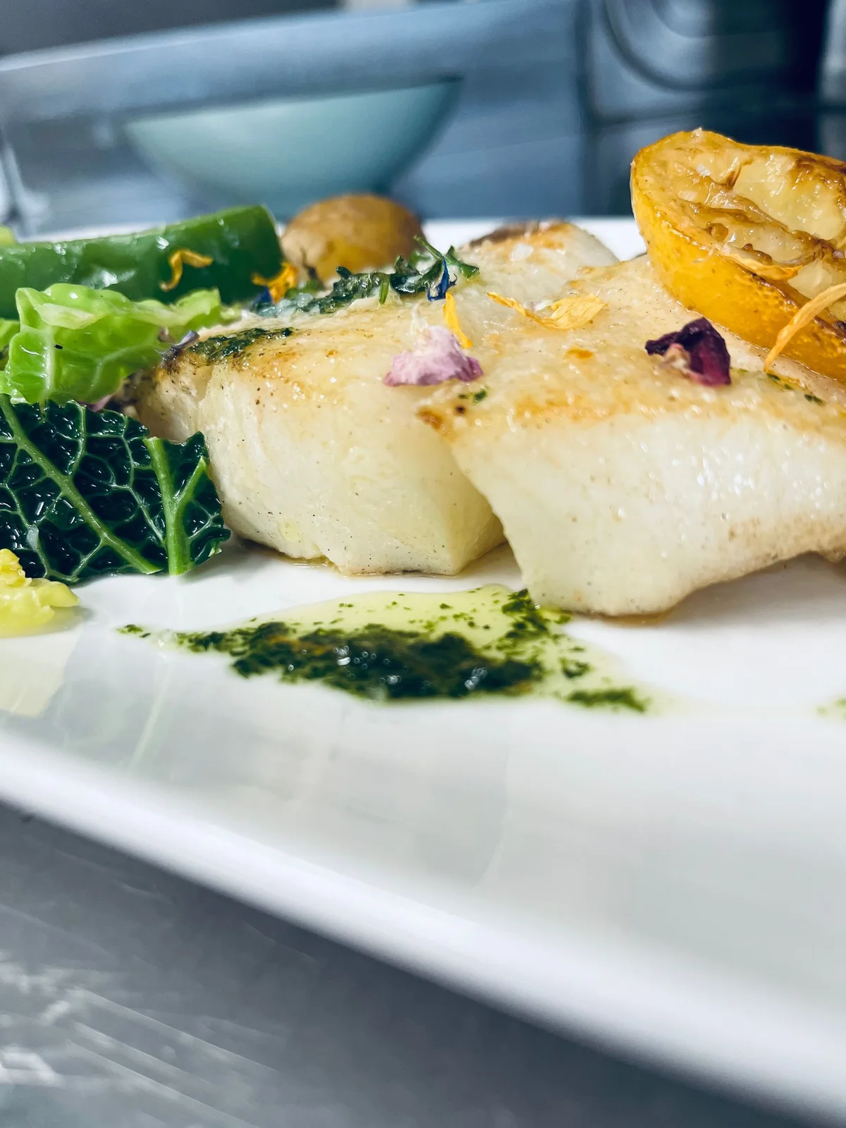 Fischgericht mit Gemüse und gerösteten Brotscheiben