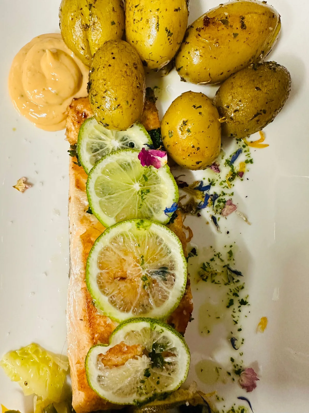 Fischgericht mit Gemüse und Limette