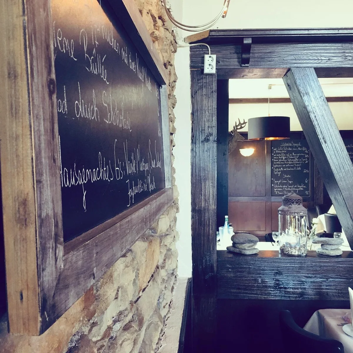 Natursteinwände und Küche im EssZimmer