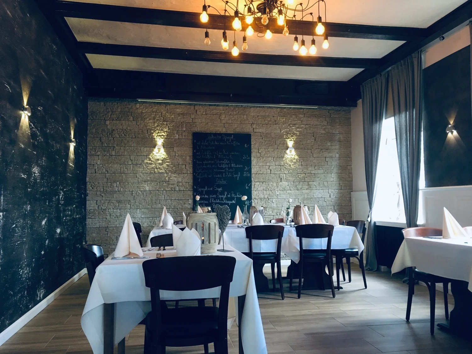 Gedeckte Tische im EssZimmer