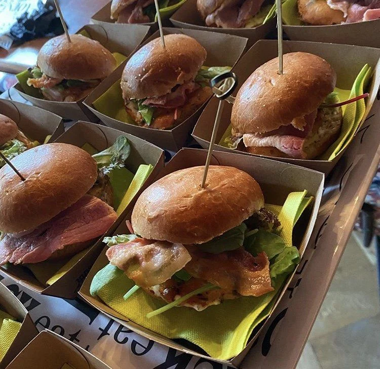 Kleine Burger für das Catering