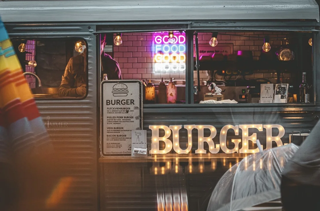 Burgerausgabe aus dem Foodtruck Blechbüchse